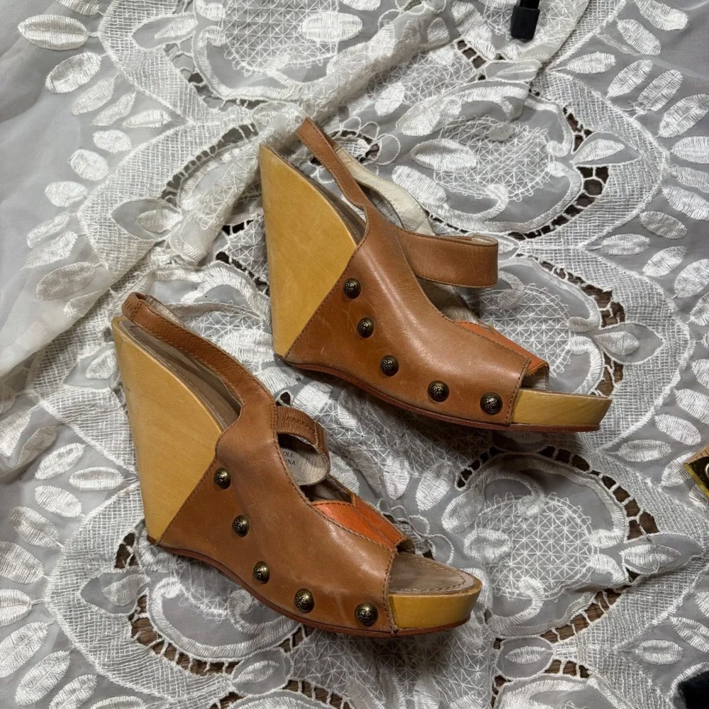 True Religion Y2K Grunge Tan Leather Studded Wooden Wedge Sandals Womens 8